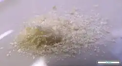 Foto van korrels procaïne-hydrochloride in zoutvorm