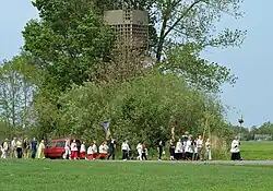 Een processie ter ere van de Bedroefde Moeder van Warfhuizen passeert de toren