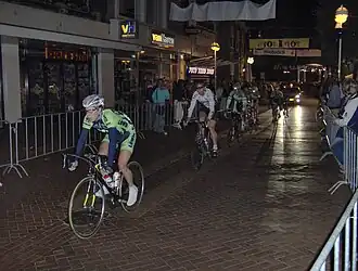 Deel van het peloton rijdend door de Grotestraat, net voorbij de Koornmarkt tijdens de ronde van 2007
