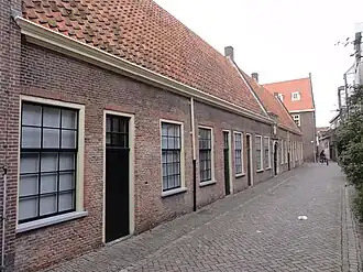 De provenierswoningen aan de Vrouwenkerksteeg