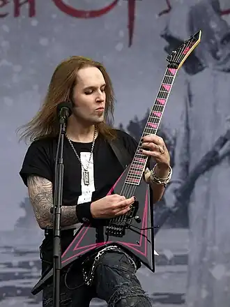 Alexi Laiho tijdens een live-uitvoering van zijn voormalige band Children of Bodom in 2013