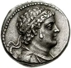 Portret van Ptolemaeus IV PhilopatorOp een tetradrachme (14,0g) geslagen in Sidon in 200-202 v.Chr. onder Ptolemaeus V. De keerzijde van de munt heeft een adelaar en het opschrift PTOLEMAIOU FILOPATOROS