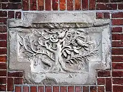 Gevelsteen boven poort Zwanenplein-Putterstraat (juni 2016)