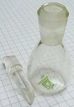 Een lege pyknometer, met stop