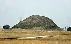 De piramide van Amenemhat III te Hawara, gezien vanuit het oosten