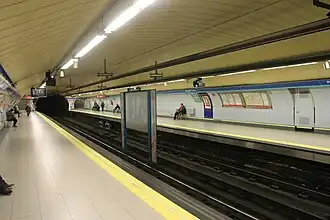 Metrostation met zijperrons (Plaza de Castilla. Madrid)