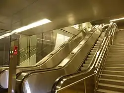De roltrappen en vaste trappen in het station.