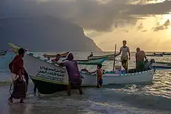 Vissers bij een door Saoedi-Arabië geleverde vissersboot