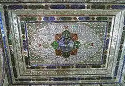 Fraai mozaïekwerk in een van de plafonds