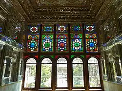 Gebrandschilderd glas in een van de kamers van het Qavamhuis