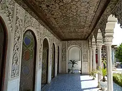 Stucwerk in een van de veranda's met oorspronkelijke houtschilderingen in het plafond