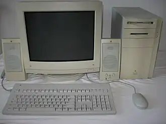 Een Macintosh Quadra 840AV met toetsenbord, muis, scherm en luidsprekers