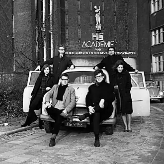 Wouter Stips (rechtsboven) met jaargenoten voor de ingang van Willem de Kooning Academie