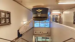 Kunst boven de trap tussen hal en tunnel.