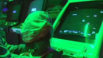 kind speelt arcade versie van R-type