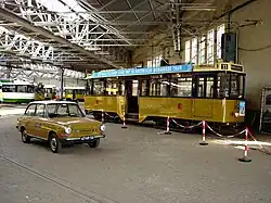Entree van het museum met motorwagen 504 en de DAF van de bedrijfsleiding van de RET.