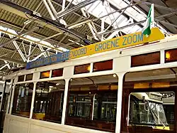 Zijkoersbord op motorwagen RETM 192 met de lijnkleuren van lijn 12: blauw-geel.