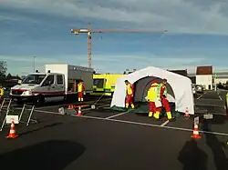 Hulpverleners van Rode Kruis-Vlaanderen bouwen een VMP op tijdens een rampoefening.