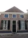 Huis met gepleisterde lijstgevel parterre met zolderverdieping