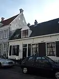 Dwarshuis waarvan de lijstgevel een geheel vormt met die van nr