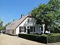Eenvoudige, gepleisterde boerderij met linkse afgeknotte puntgevel en rechts uitbouw onder rieten zadeldak, evenwijdig aan de straat. De vensters hebben gedeeltelijk nog hun goede roedenverdeling in de ramen. Deze boerderij is belangrijk voor het harmonische dorpsbeeld van Giessen-Oudekerk
