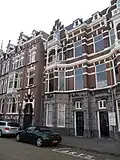 Pand in neorenaissance trant. Parterre bekleed met hardsteen. Links een driezijdig uitgebouwde erker over twee verdiepingen, waarboven loggia van hout met rijk snijwerk. Topgevel