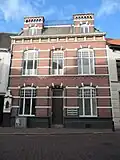 Huis vanwege een neogotisch heiligenbeeldhuisje