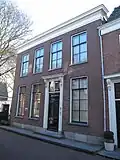Herenhuis met gaaf bewaarde lijstgevel uit omstreeks 1860