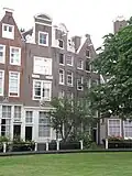 Hoekhuis aan een uitstulping van het begijnhof
