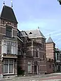 Vrijgelegen herenhuis gebouwd in neorenaissance