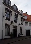 Nieuw huis met aan de achterzijde aan de Westsingel oudere vleugel haaks op het nieuwe huis met mansarde dak staand