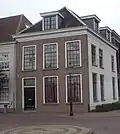 Huis met eenvoudige bakstenen gevel