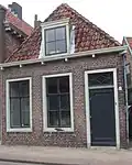 Eenvoudig laag huis. Belangrijk voor nr. 29