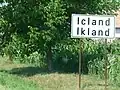 Toegangsbord van het dorp Icland, met Hongaarse benaming Ikland.