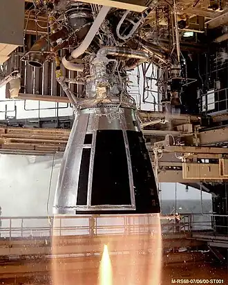 Een RS-68 wordt statisch getest in een testopstelling (NASA's Stennis Space Center).