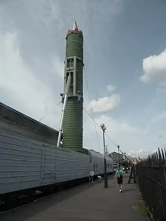 De Russische RT-23-intercontinentale ballistische raket, die met tien 550 kt-kernkoppen werd bewapend. Ze konden gelanceerd worden vanuit een trein die bestond uit twee locomotieven, een generator, een commandopost, een ondersteuningswagon en drie lanceerwagons.
