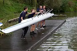 Een jeugdteam prepareert een boot voor een wedstrijd