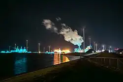 RWE Eemshavencentrale (Rechts) en de RWE Magnumcentrale (Links) geven veel licht af in het donker