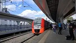 RZD treinstel ES1-044 langs het perron