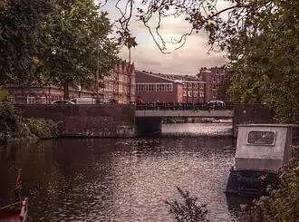 Links: de halfronde zijgevel van het politiebureau Raampoort. Daarnaast: de achterzijde van de brandweerkazerne (oktober 2012).