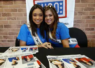Miss USA 2007 Rachel Smith en Miss Teen USA 2007 Hilary Cruz tijdens een handtekeningsessie op de luchtmachtbasis van Kadena op 24 februari 2008.