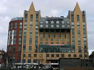 Aquatopia, links naast het Radisson Hotel