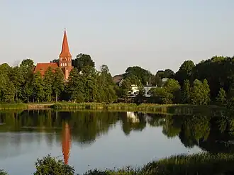 uitzicht vanaf het Radomno Meer op de kerk