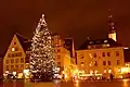 Een kerstboom op Raekoja plats in Tallinn