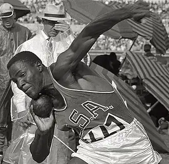 Rafer Johnson in actie tijdens de Olympische Spelen in 1960.