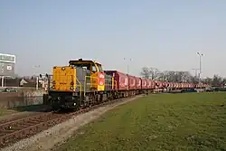 Loc 6434 met een afvaltrein te Apeldoorn