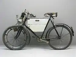 Een Werner-kopie van het Britse Raleigh uit 1902. Vanwege het Werner-patent was een 19e-eeuwse Werner met de motor boven het voorwiel nagemaakt.