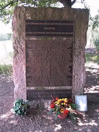 Herdenkingsmonument van het ongeluk. Op het tablet staan de namen van de slachtoffers.