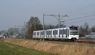 {Twee Flexity Swift (serie 5500) gekoppelde voertuigen van RandstadRail metrolijn E (Hofpleinlijn) bij Nootdorp.
