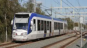 Een RegioCitadis (serie 4000) voor de lijnen 3 en 4 van RandstadRail bij station Seghwaert.